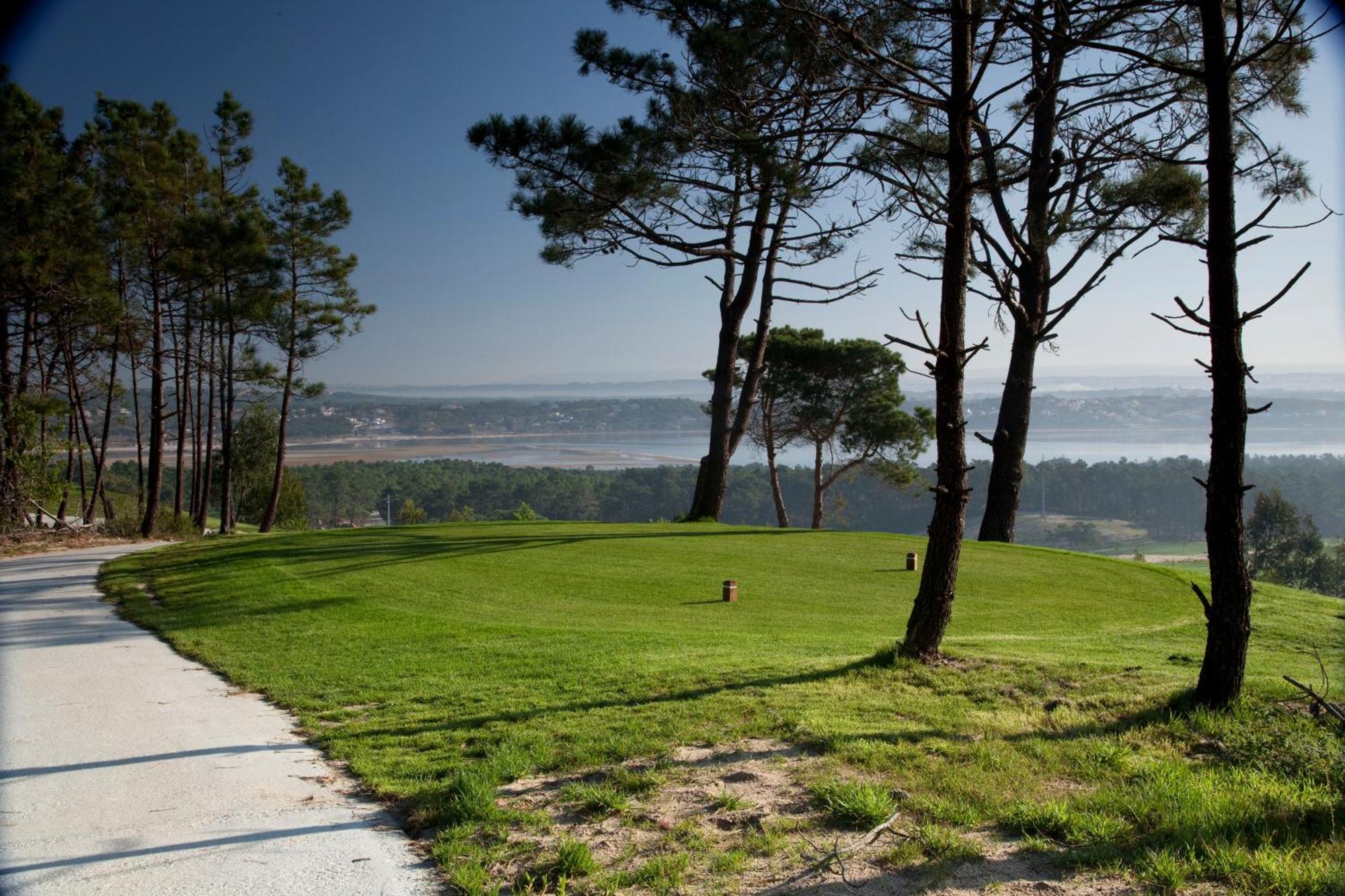 Royal Obidos Scenic Resort Praia del Rei Exterior foto The view from the top of the hill
