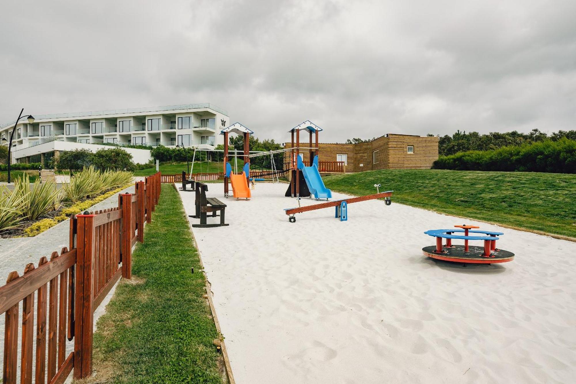 Royal Obidos Scenic Resort Praia del Rei Exterior foto Playground in the village