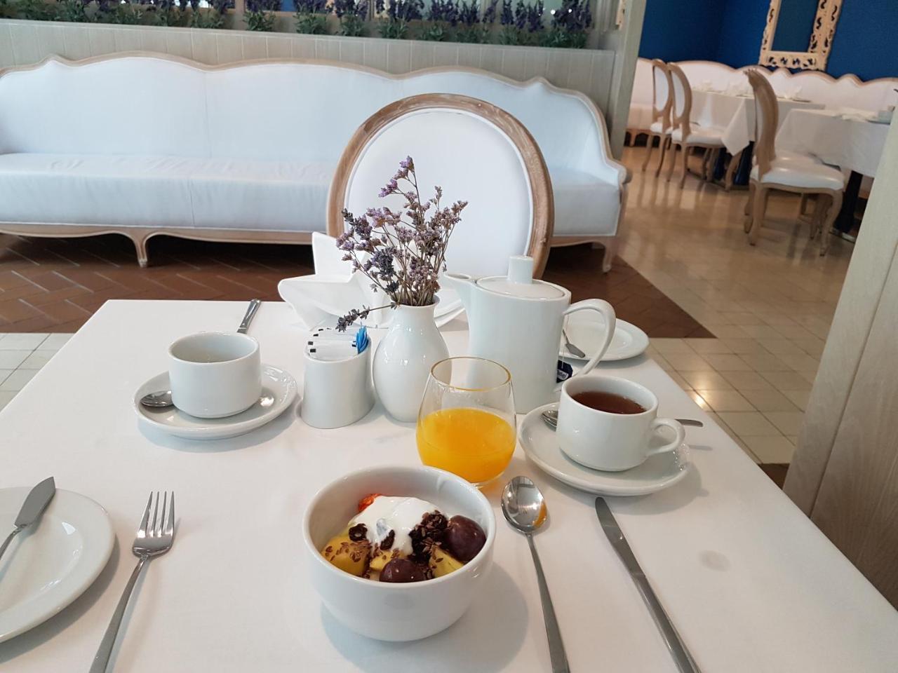Royal Obidos Scenic Resort Praia del Rei Exterior foto A breakfast table at the hotel